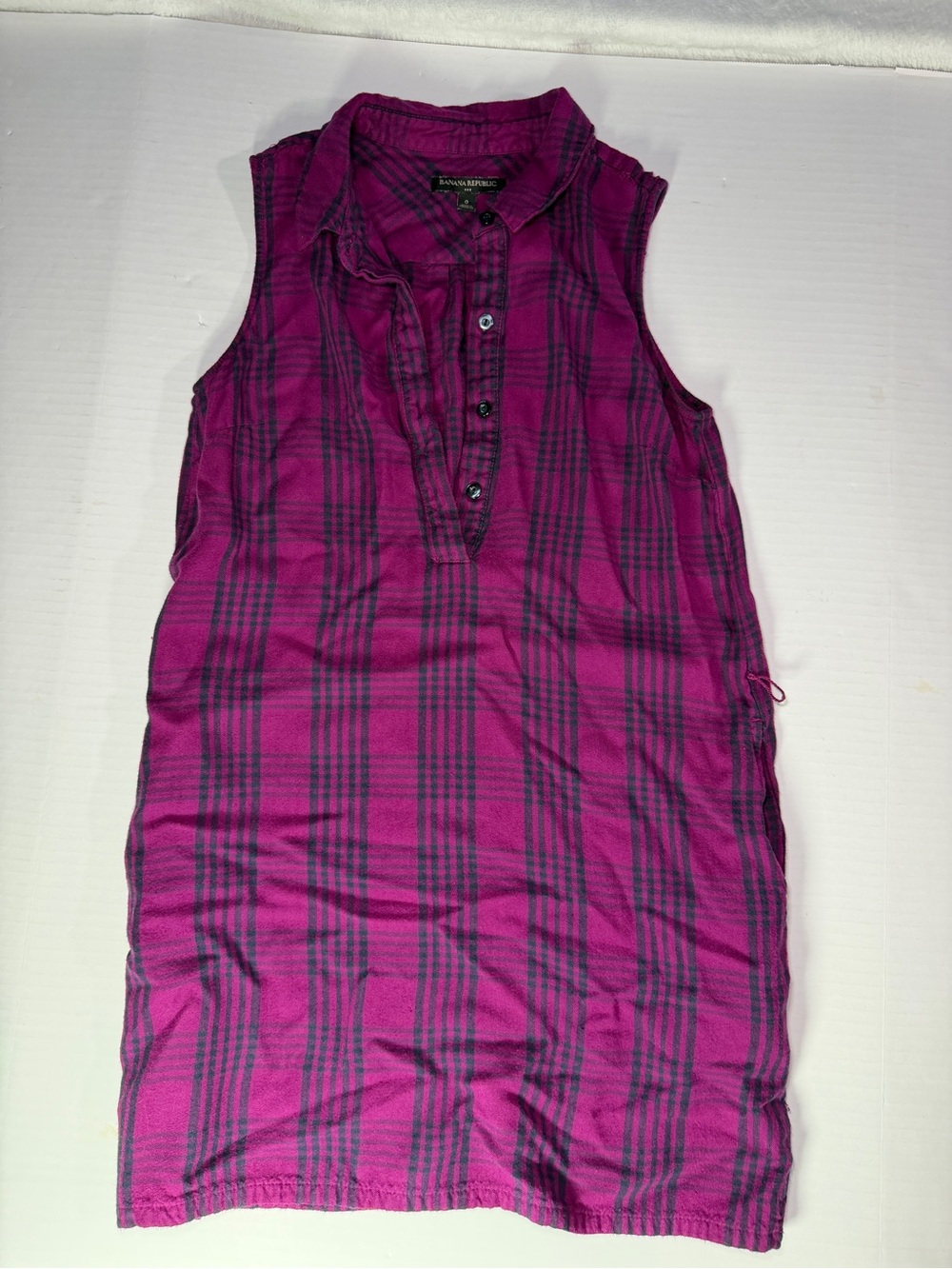 Banana Republic Magenta and Black Plaid Button-Down Shirt no belt